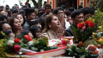 nguoi dan ha noi chen chuc den nghet tho di le dau nam