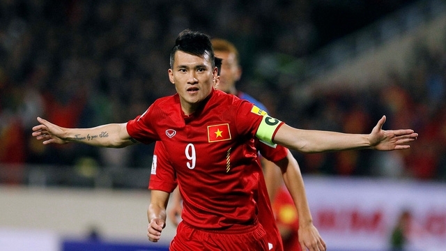 cong vinh dai dien viet nam thi dau cung cac huyen thoai bong da quoc te