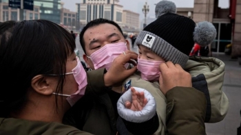 an theo dich virus corona 31 cua hang o bac kinh doi gia khau trang