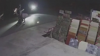 video dung xe giua duong xem dien thoai nguoi dan ong bi 2 xe may dam lien tiep