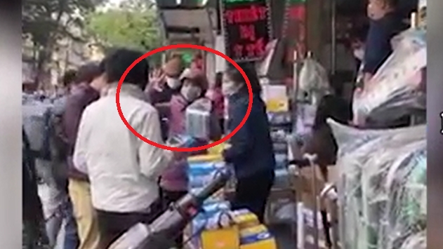 video hang chuc nghin nguoi dan hong kong dung xep hang mua khau trang