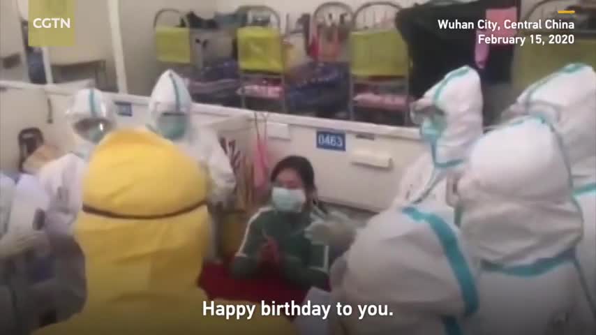 video bac si vu han gap hac giay hat chuc mung sinh nhat benh nhan nhiem covid 19