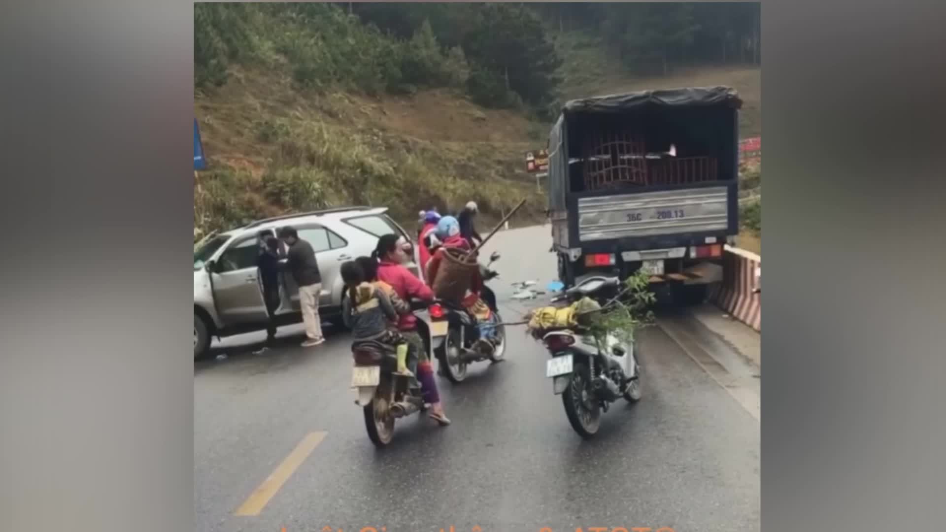video xe tai lao thang vao doan nguoi dung xem tai nan giao thong