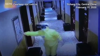 video nu y ta trung quoc suyt ngat xiu sau ca truc dai vi covid 19