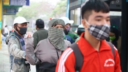 Người dân Hà Nội đồng loạt đeo khẩu trang nơi công cộng phòng Covid-19