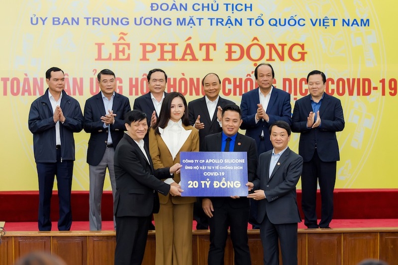 hoa hau mai phuong thuy dai dien trao 20 ty dong chong covid 19