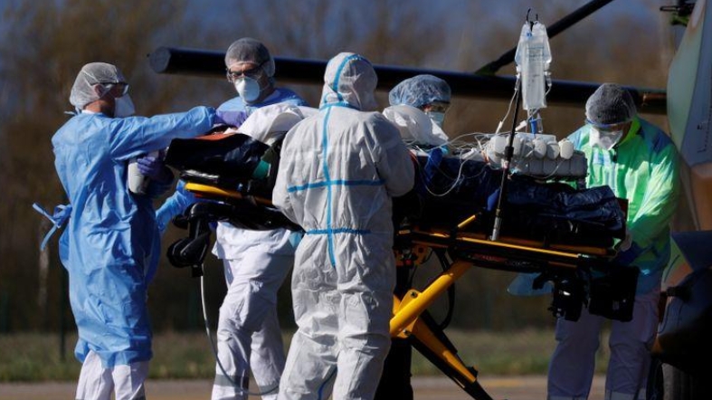 Trực thăng quân đội Pháp đưa bệnh nhân Covid-19 nguy kịch ra nước ngoài