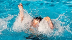 Từ vụ 1 bé trai suýt chết vì đuối nước lộ ra nhiều "lùm xùm" tại bể bơi Đền Lừ