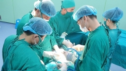 Phẫu thuật thay khớp háng cho bệnh nhân gần 100 tuổi