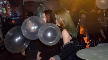 hit vai qua bong cuoi moi ngay co gai phai cap cuu vi ngo doc khi n2o