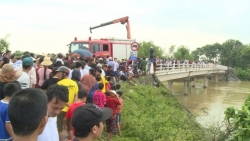 Vụ taxi lao xuống sông Cầu Chày: Đã tìm thấy xe và thi thể một hành khách