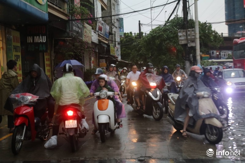 ha noi te liet sau mua lon duong pho ngap thanh song