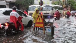 Hà Nội mưa lớn kèm sấm sét, đường phố ngập thành sông