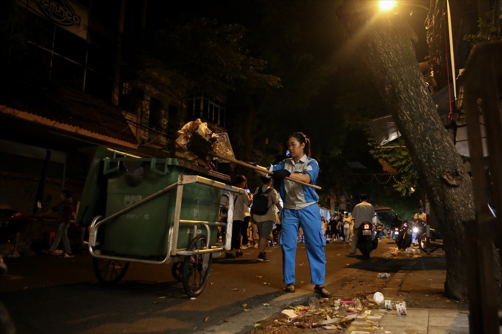 hau lung linh va chat cung nguoi dem trung thu ha noi lai ngap rac