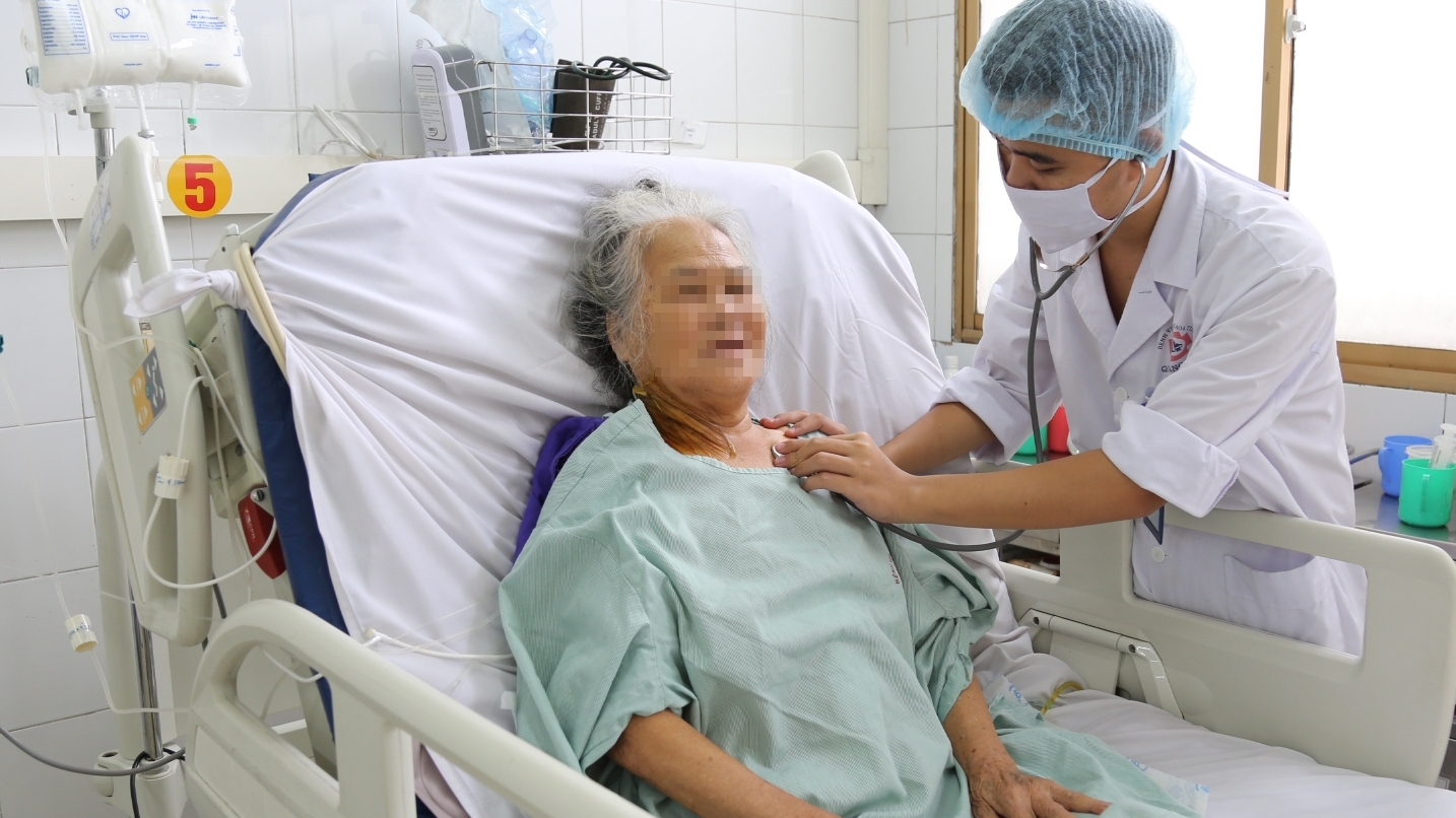 Cắt bỏ 3m ruột hoại tử do tắc mạch máu, cứu sống cụ bà 80 tuổi