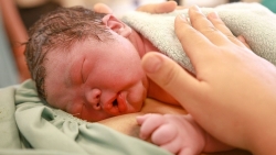 Da kề da sau sinh có lợi ích gì cho trẻ sơ sinh?