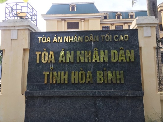 hoa binh dinh chi cong tac chanh van phong tand huyen tron truy na 26 nam