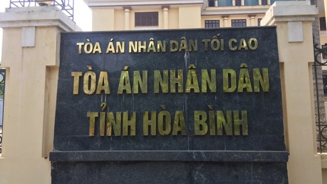 Hòa Bình: Đình chỉ công tác Chánh văn phòng TAND huyện trốn truy nã 26 năm