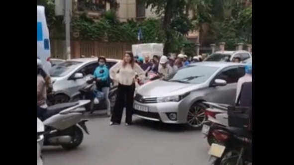 clip nu du khach ngoai quoc chan dau xe o to di nguoc chieu o ha noi
