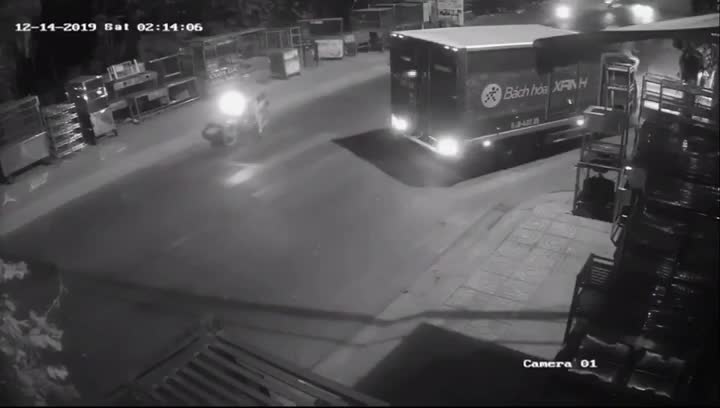 clip thao chay sau giat tui xach ten cuop lao vao xe tai tu vong tai cho
