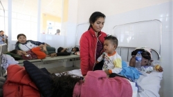 Lâm Đồng: Gần 100 trẻ nhập viện cấp cứu sau bữa ăn từ thiện