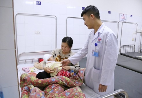 quang ninh ngoi roi trung dau be 3 thang tuoi bi lun so nao