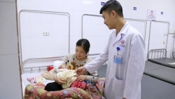 quang ninh ngoi roi trung dau be 3 thang tuoi bi lun so nao