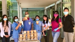 Người Việt tại Mỹ hỗ trợ hàng ngàn bữa ăn nóng tới các bệnh viện tuyến đầu chống COVID-19