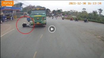 Chuyển hướng thiếu quan sát, nam sinh đi xe máy tông vào ô tô tải