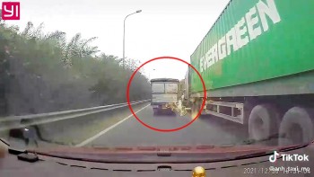 Tài xế xe tải liều lĩnh, ‘cà khịa’ container suýt gây tai nạn trên cao tốc