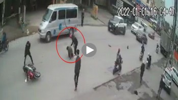 Người đàn ông may mắn “thoát nạn” sau khi đâm vào ô tô rồi ngã ngay dưới bánh xe