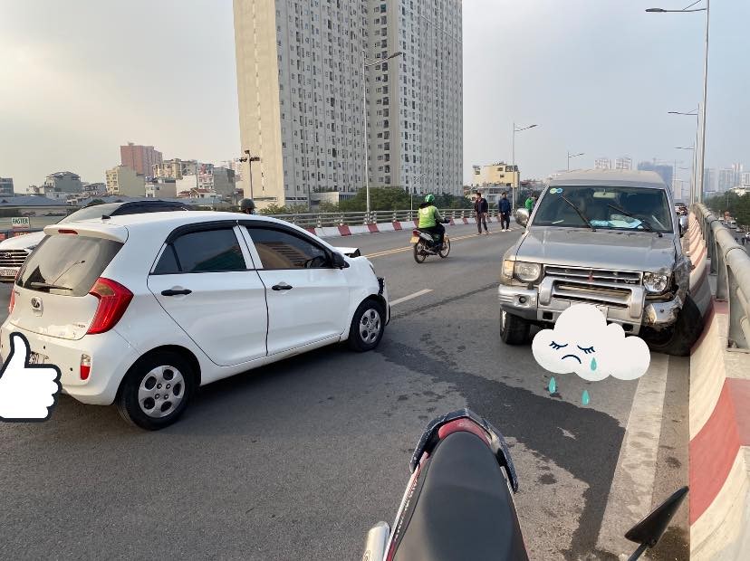 Khoảnh khắc ô tô mất lái đâm hàng loạt phương tiện trên cầu vượt