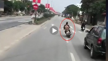 Phản cảm cảnh 2 thanh niên lái xe máy lạng lách, đánh võng trên đường