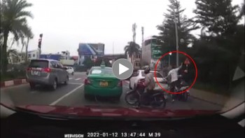 Bị vỗ vào ô tô khi dừng chờ đèn đỏ, tài xế xuống xe tung cước vào chủ xe máy