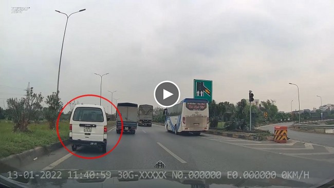Xe tập lái dừng đột ngột giữa cao tốc, "suýt" gây tai nạn liên hoàn