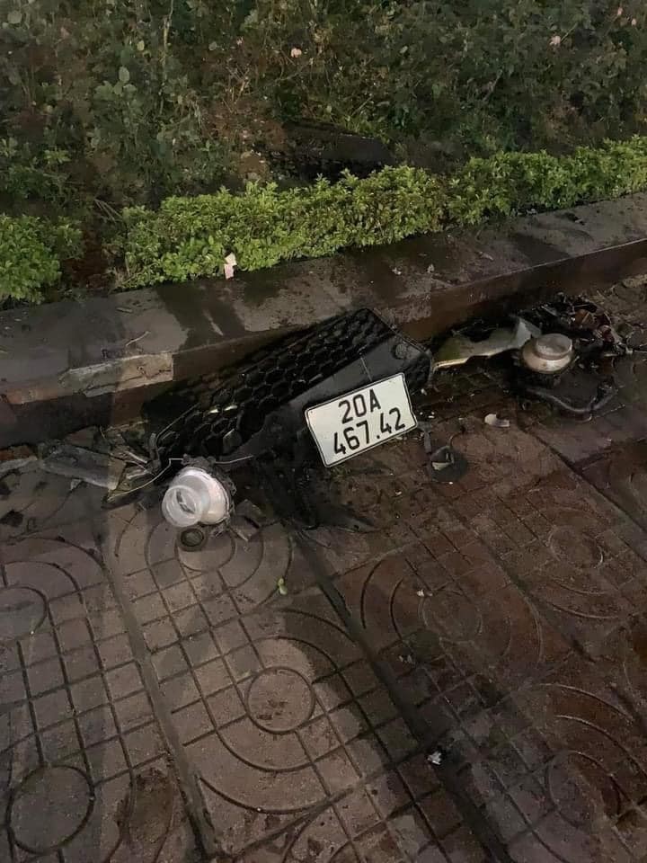 Toàn cảnh vụ xe ô tô chỗ mất lái đâm thẳng vào đài phun nước tại Thái Nguyên