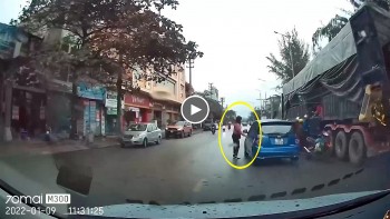 Phản cảm nữ tài xế đỗ xe giữa đường để… mua mít gây ách tắc giao thông
