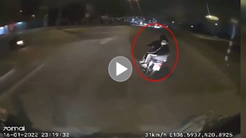 Tài xế ô tô đuổi theo 2 thanh niên đi xe máy sau khi bị ném đá