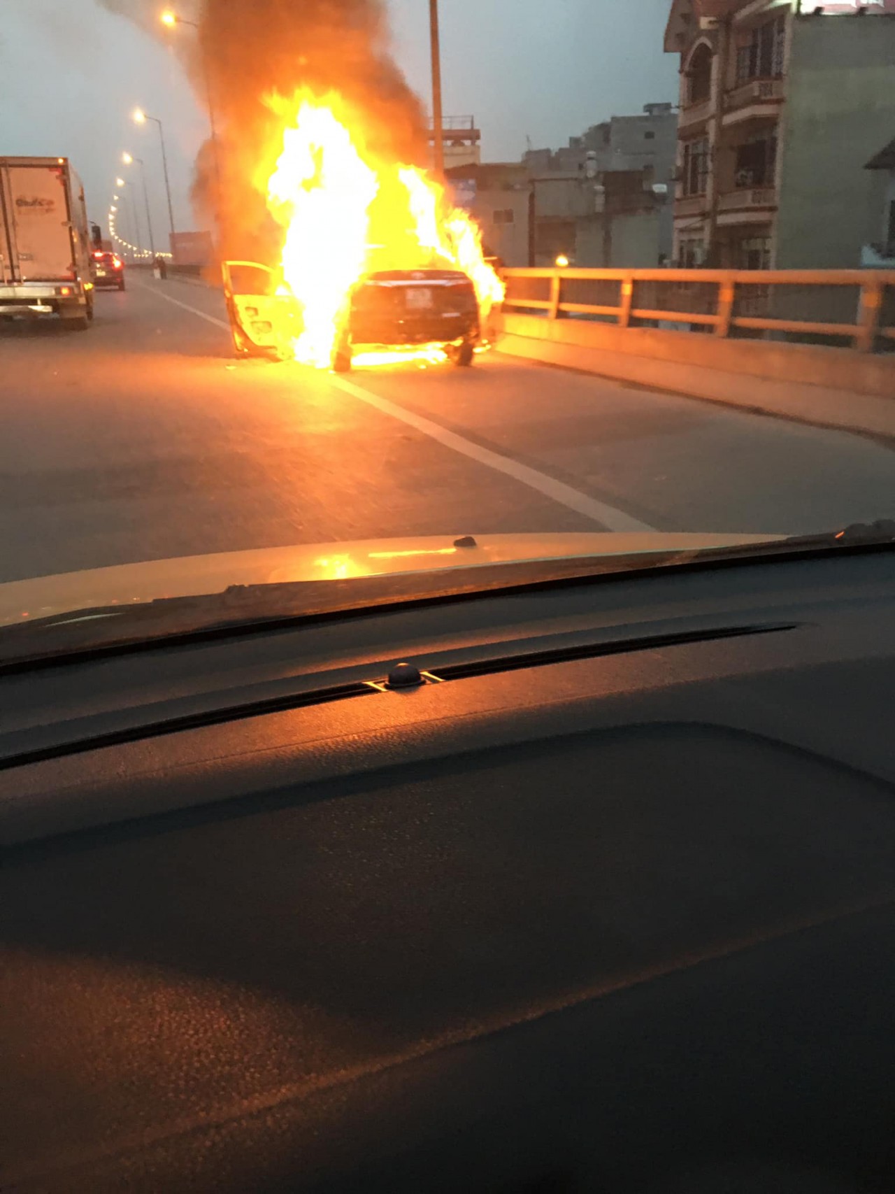 Toàn cảnh vụ xe ô tô cháy trơ khung trên đường vành đai 3