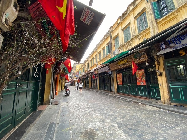 Hàng loạt di tích đóng cửa, quán ăn, cafe chỉ bán mang về ở Hà Nội