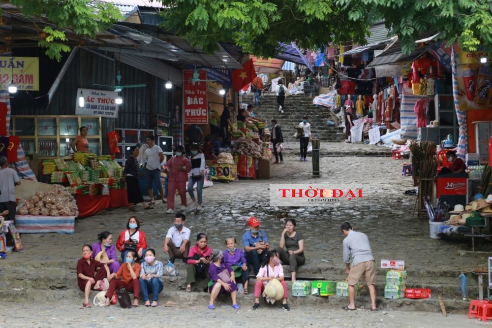 Nhiều chủ hàng quán cùng du khách không đeo khẩu trang tại chùa Hương