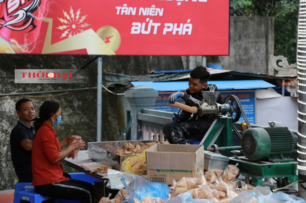 Nhiều chủ hàng quán cùng du khách không đeo khẩu trang tại chùa Hương