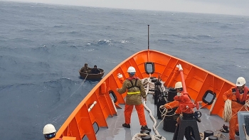 Cứu nạn kịp thời 2 thuyền viên bị chìm tàu, trôi dạt trên biển