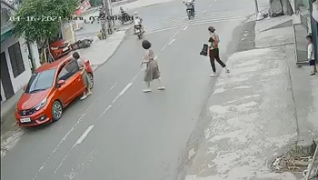 nu tai xe lui thang o to vao nha hang xom khi dang quay dau xe