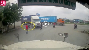 Bị tông trúng, thanh niên đi xe máy "trút giận" lên người tài xế container