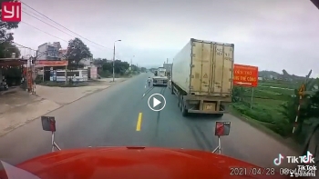 Hai container rượt đuổi, kèn cựa nhau giữa đường bất chấp nguy hiểm