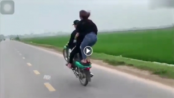 nu quai dien du cac tu the la trong khi ban trai boc dau xe