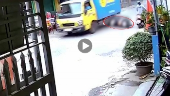 Tránh xe đạp điện, nam thanh niên ngã trúng gầm xe tải
