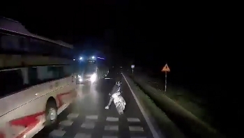 Cố vượt, xe máy hứng trọn cú tông kinh hoàng Cố vượt, xe máy hứng trọn cú tông kinh hoàng