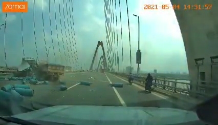 Xe tải đâm bay xe chở ga trên cầu Nhật Tân